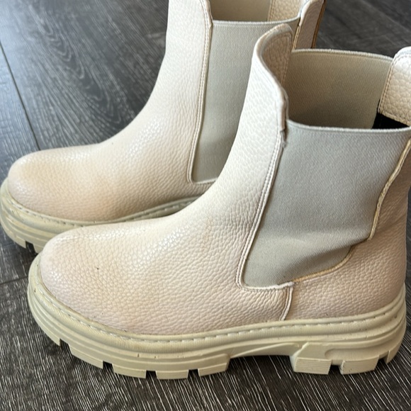 Cream Platform boots - Picture 4 of 10